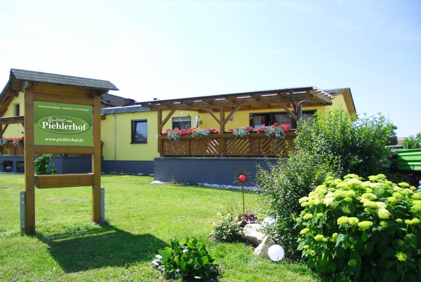 Bauernhof mit Garten im Sommer